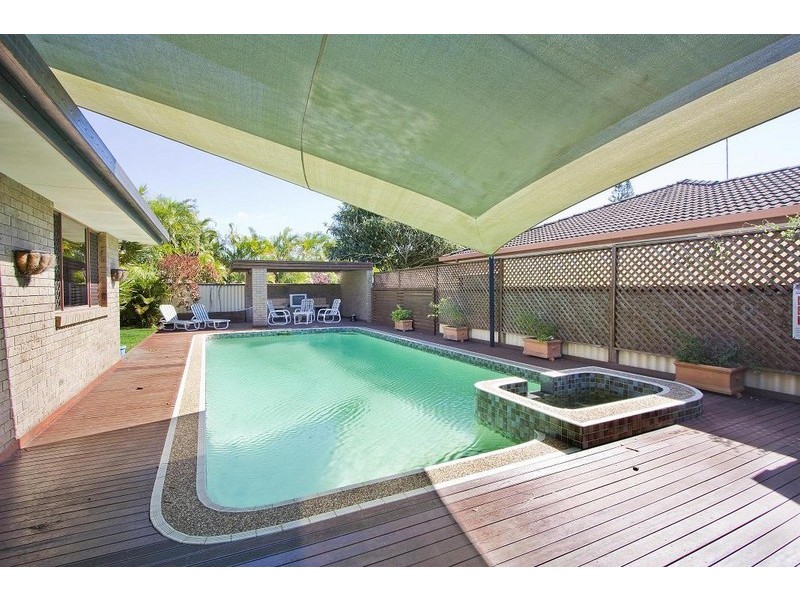 233 Sunshine Boulevard, Mermaid Waters QLD 4218