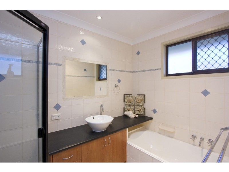 233 Sunshine Boulevard, Mermaid Waters QLD 4218
