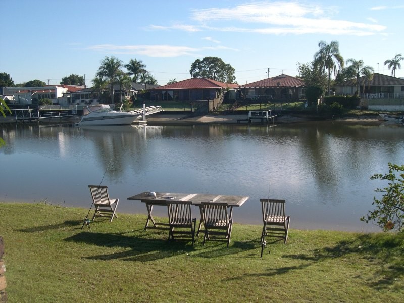 89 T E Peters Drive, Broadbeach Waters QLD 4218