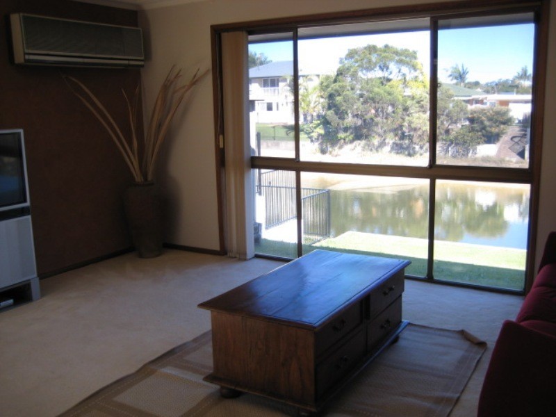 8 Alvarado, Broadbeach Waters QLD 4218