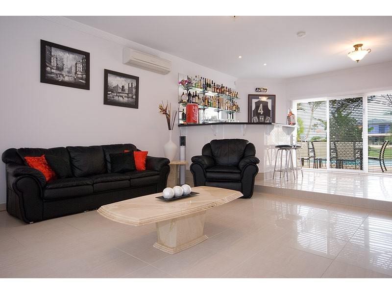 14 Cessnock Close, Mermaid Waters QLD 4218