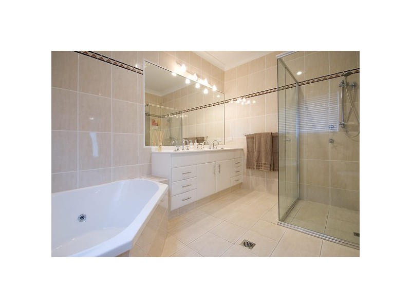 14 Cessnock Close, Mermaid Waters QLD 4218