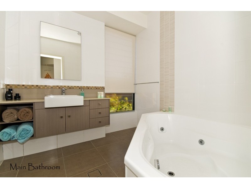 16 Hedges Avenue, Mermaid Beach QLD 4218