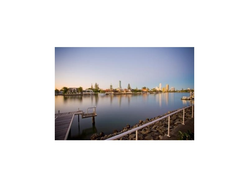 15 Cleland Crescent, Broadbeach Waters QLD 4218