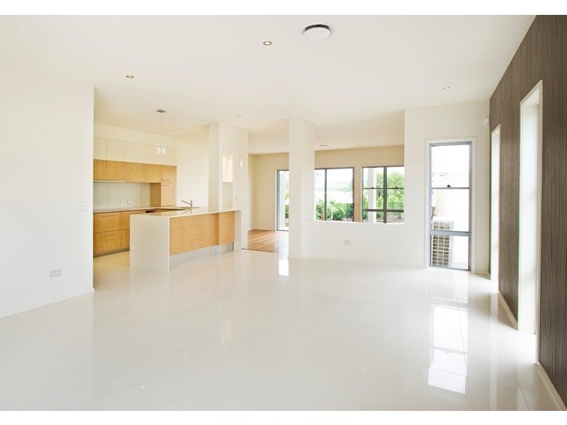 7006 a and b Vista Drive, Benowa QLD 4217