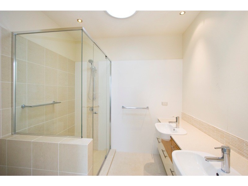 7006 a and b Vista Drive, Benowa QLD 4217