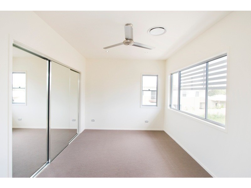 7006 a and b Vista Drive, Benowa QLD 4217