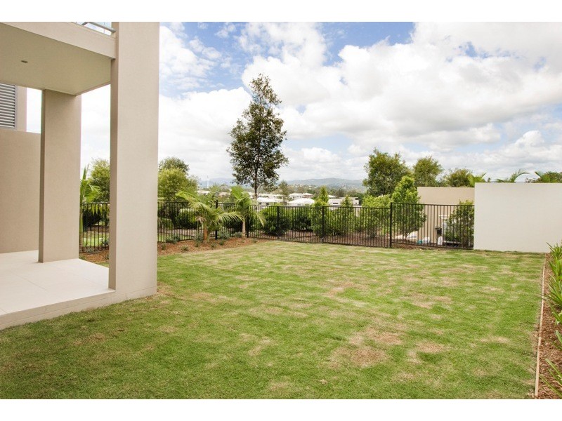 7006 a and b Vista Drive, Benowa QLD 4217