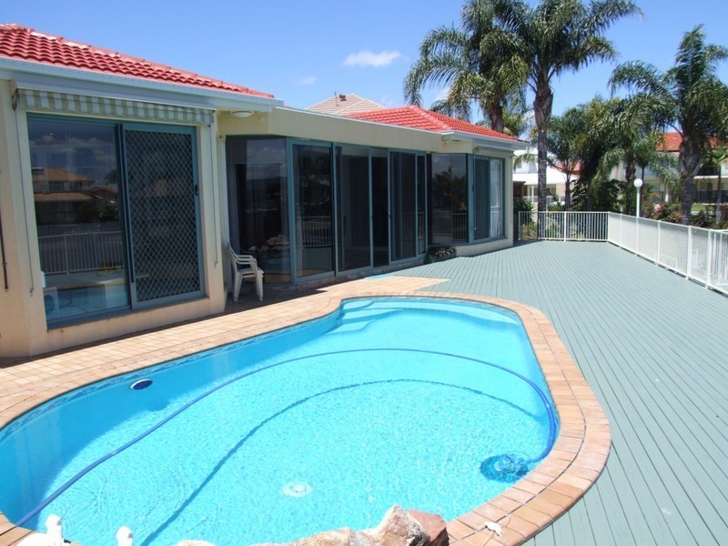 6 Crestmore Court, Mermaid Waters QLD 4218
