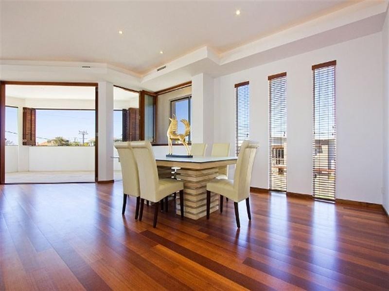 11 Wave Street, Mermaid Beach QLD 4218