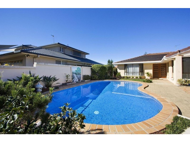 24 Compass Court, Mermaid Waters QLD 4218