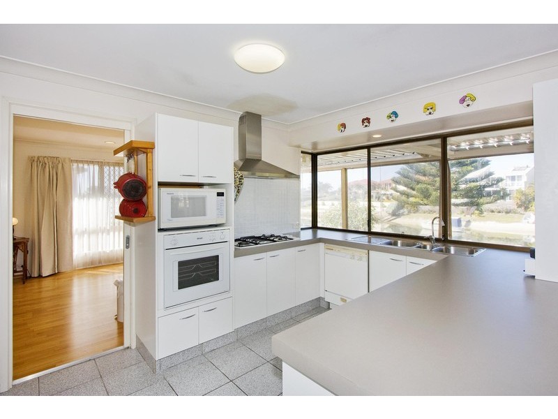 24 Compass Court, Mermaid Waters QLD 4218