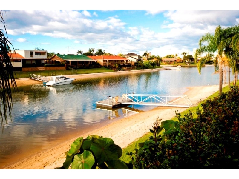 8 Moola Court, Broadbeach Waters QLD 4218