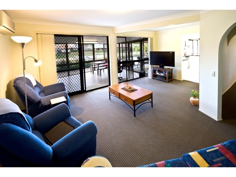 8 Moola Court, Broadbeach Waters QLD 4218