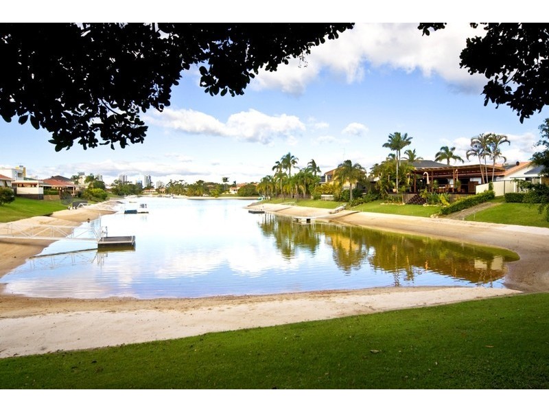 8 Moola Court, Broadbeach Waters QLD 4218