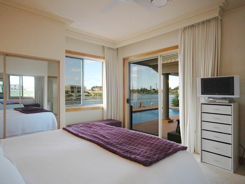 9 Namatjira Court, Broadbeach Waters QLD 4218