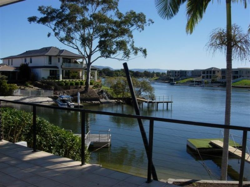 16 River Crescent, Broadbeach Waters QLD 4218