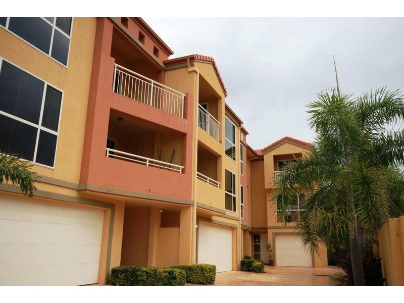 2/196C Hedges Avenue, Mermaid Beach QLD 4218