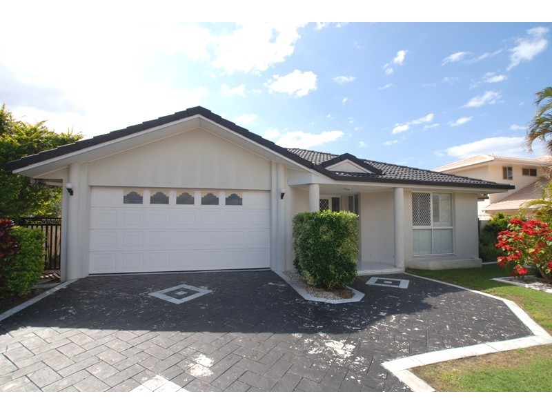 135 Santa Cruz Boulevard, Clear Island Waters QLD 4226