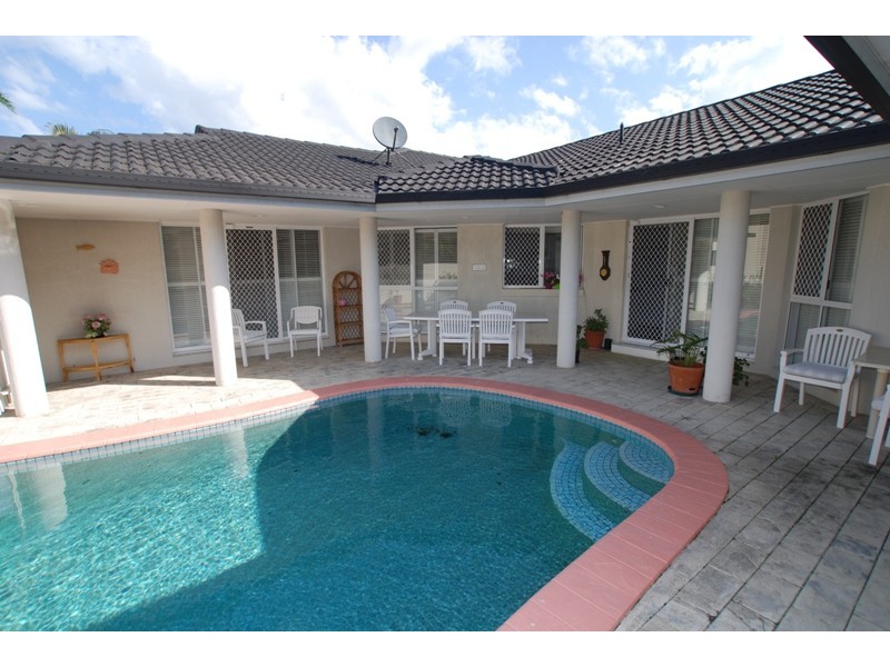 135 Santa Cruz Boulevard, Clear Island Waters QLD 4226