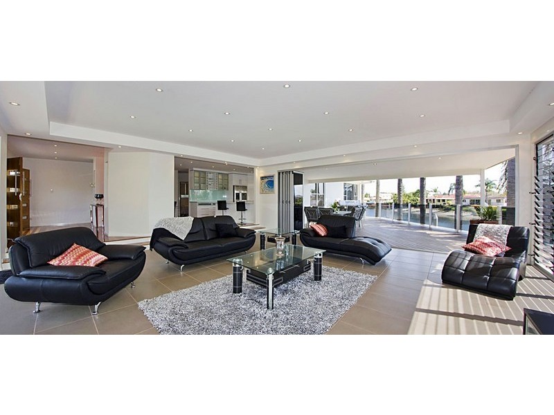 15 Crest View Key, Broadbeach Waters QLD 4218