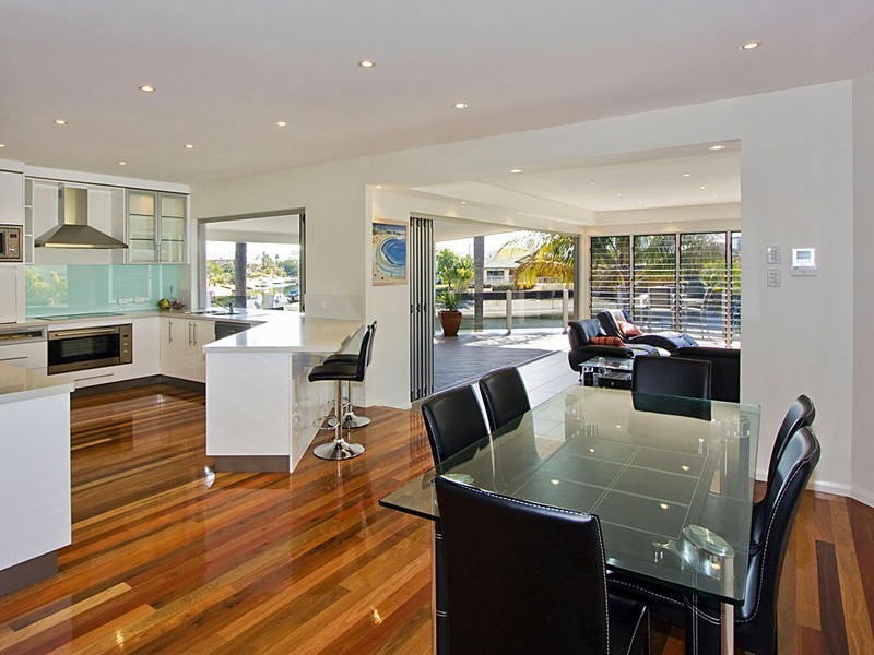 15 Crest View Key, Broadbeach Waters QLD 4218