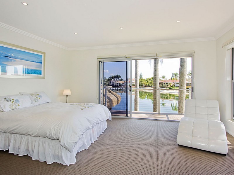15 Crest View Key, Broadbeach Waters QLD 4218