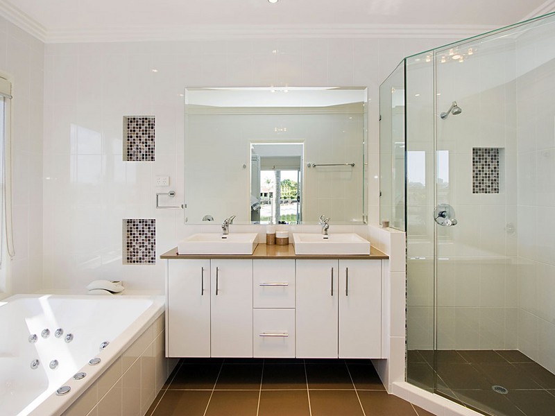 15 Crest View Key, Broadbeach Waters QLD 4218