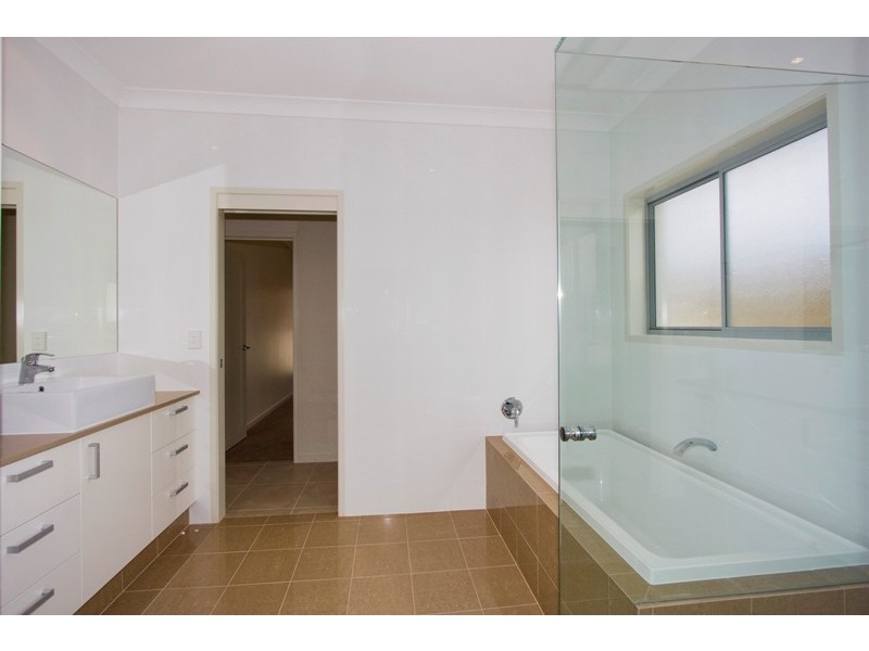 16 Worchester Terrace, Reedy Creek QLD 4227