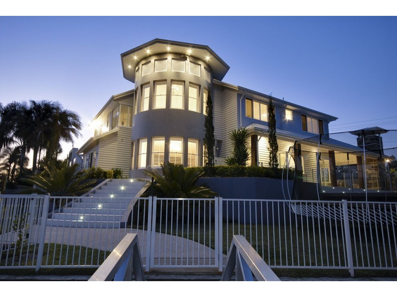 18 Meredith Drive, Broadbeach Waters QLD 4218