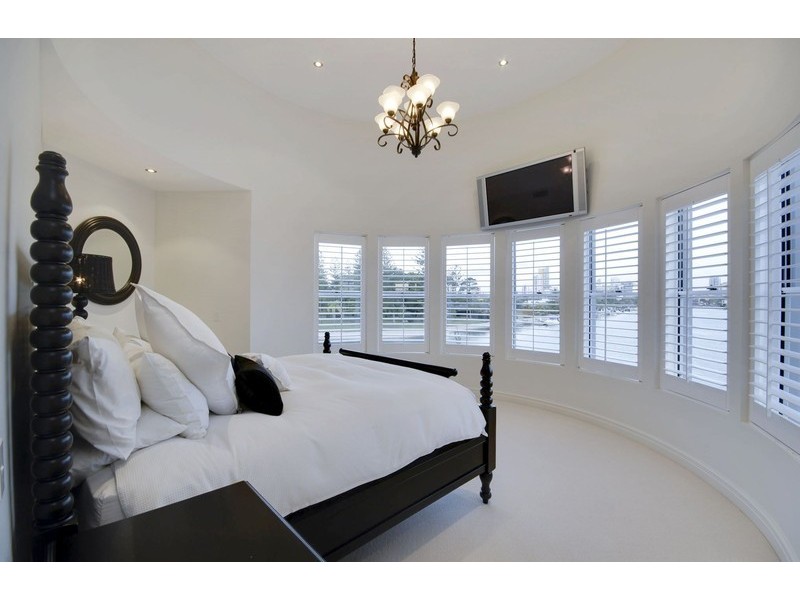 18 Meredith Drive, Broadbeach Waters QLD 4218