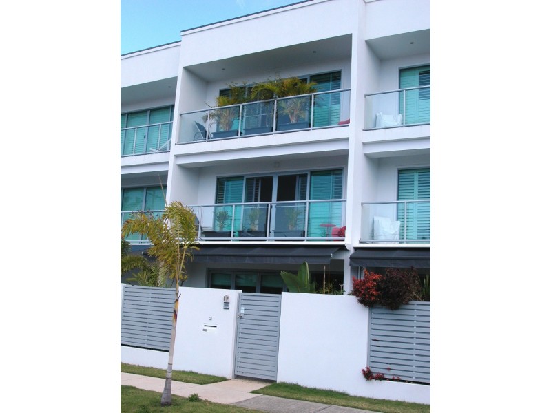 Villa 2, 18 Riviera Road, Miami QLD 4220