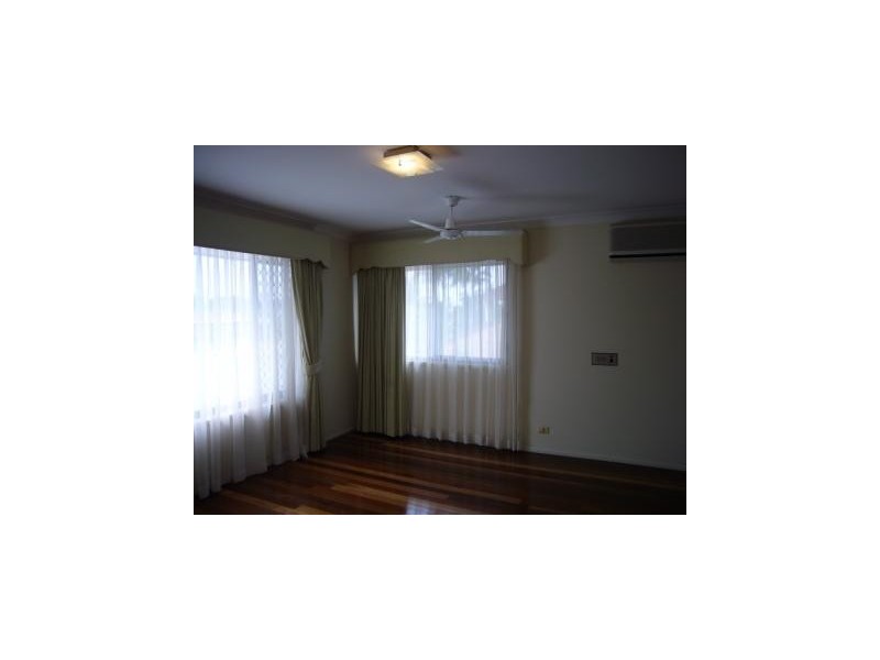 8 Moola Court, Broadbeach Waters QLD 4218