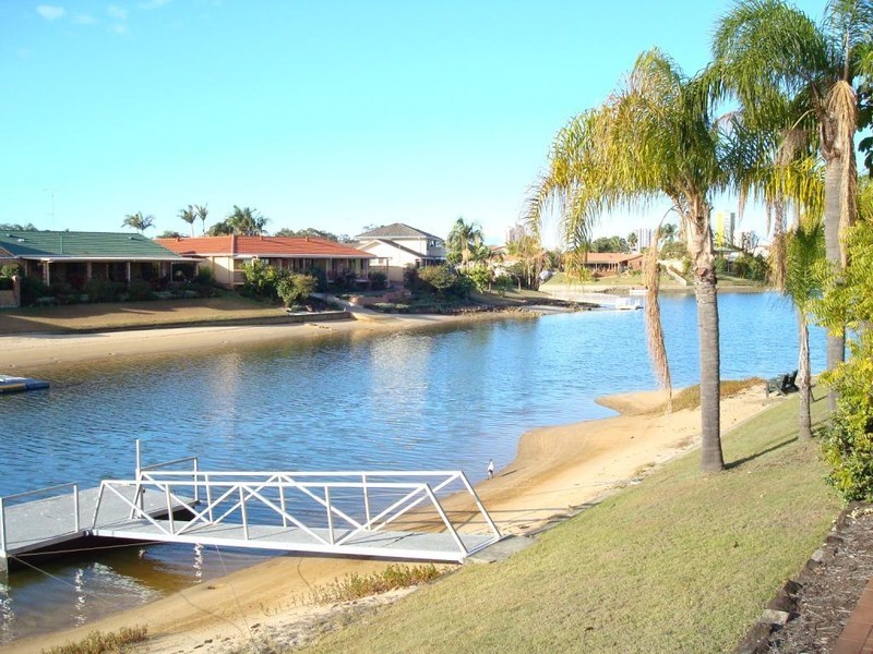 8 Moola Court, Broadbeach Waters QLD 4218