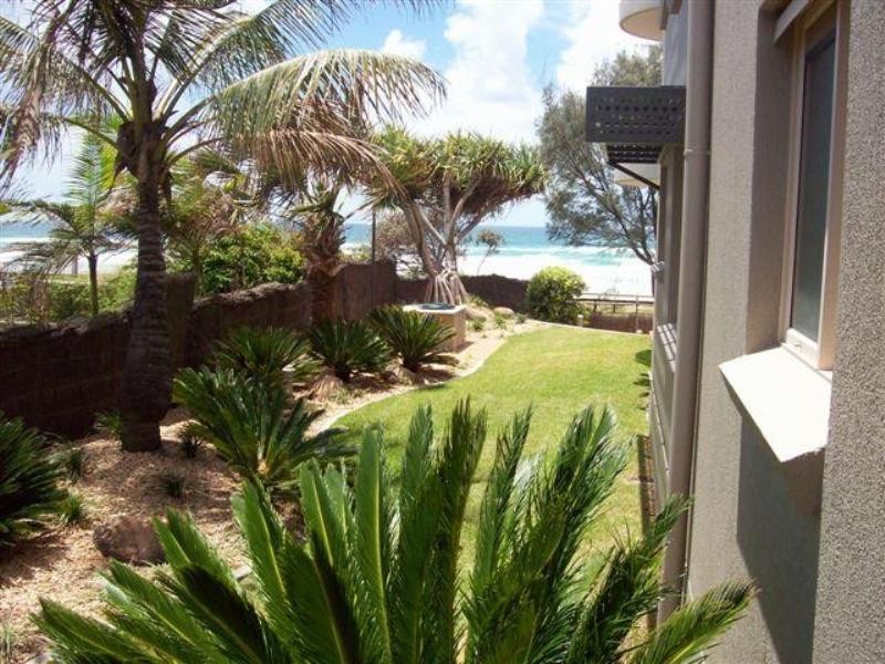 6/2 Twenty Third Avenue, Palm Beach QLD 4221