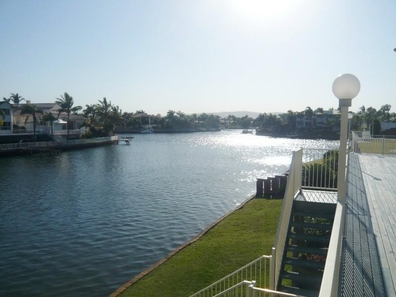 6 Crestmore Court, Mermaid Waters QLD 4218