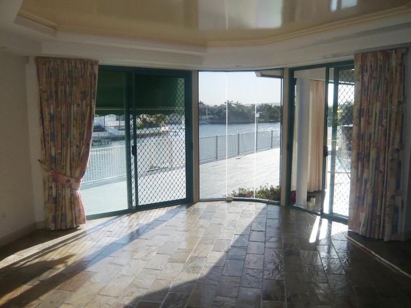 6 Crestmore Court, Mermaid Waters QLD 4218