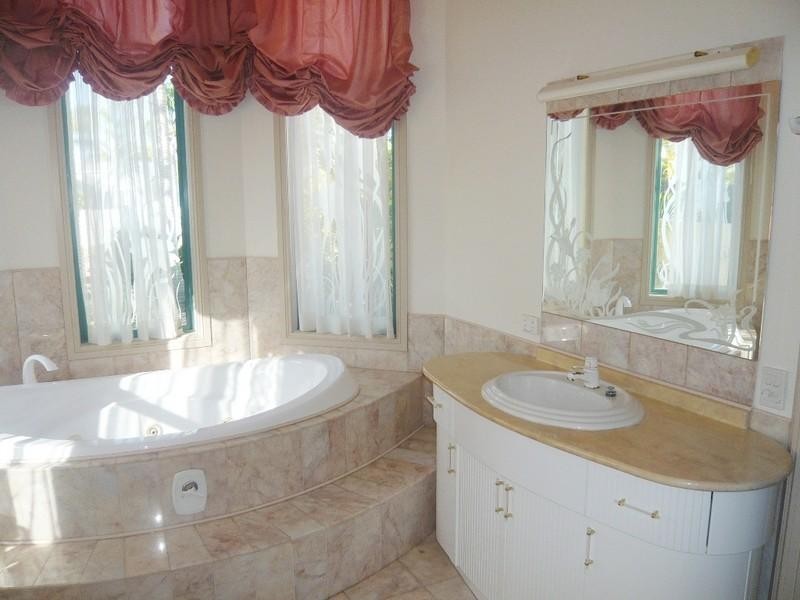 6 Crestmore Court, Mermaid Waters QLD 4218