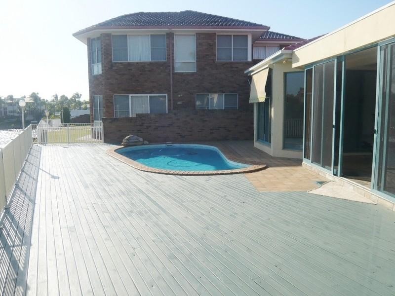 6 Crestmore Court, Mermaid Waters QLD 4218