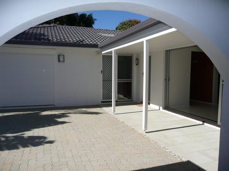 122 Sunshine Boulevard, Mermaid Waters QLD 4218