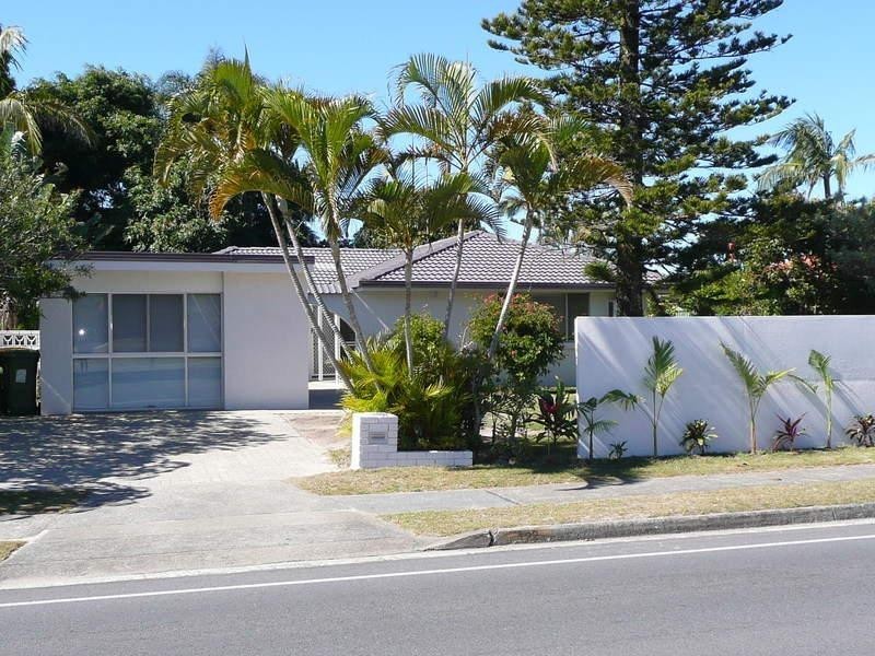 122 Sunshine Boulevard, Mermaid Waters QLD 4218