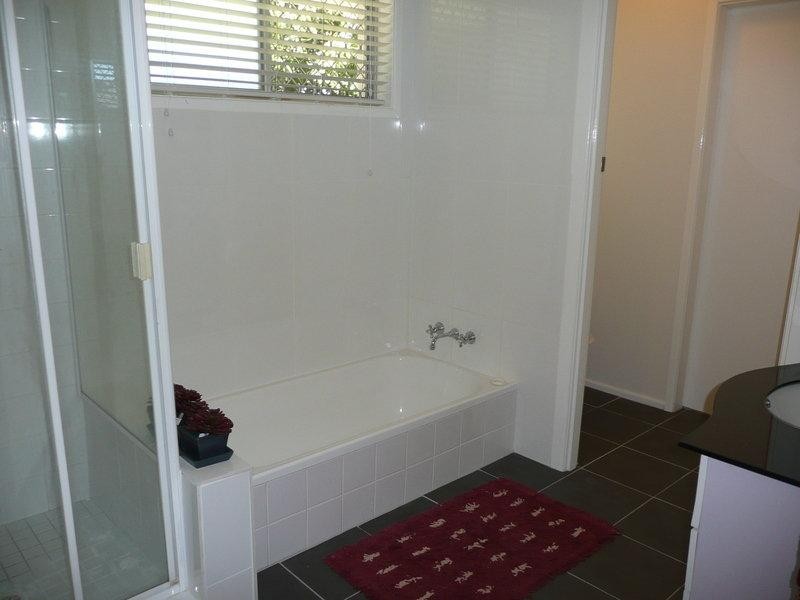 122 Sunshine Boulevard, Mermaid Waters QLD 4218