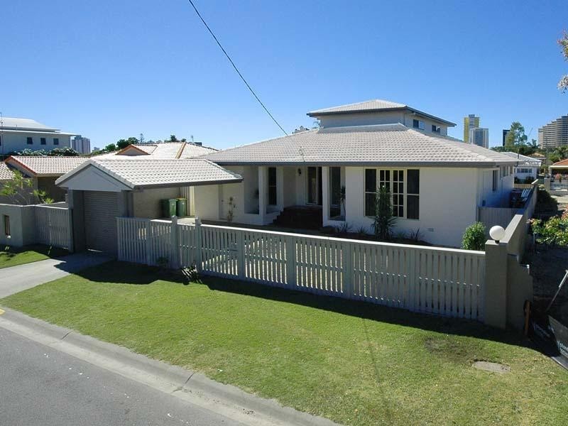 4 Coral Gables Key, Broadbeach Waters QLD 4218