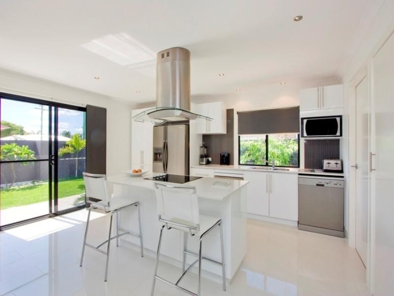 124 Savoy Drive, Broadbeach Waters QLD 4218