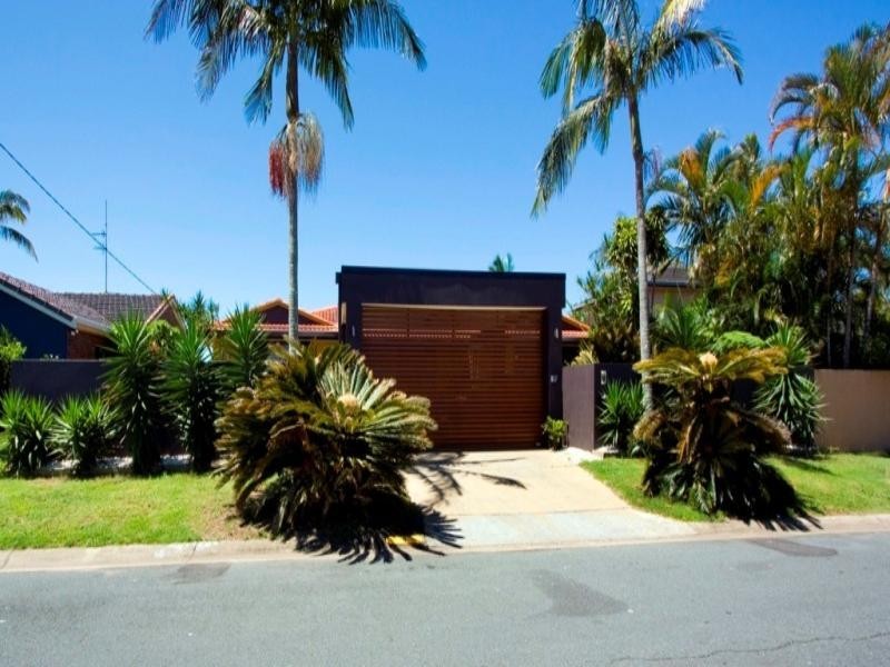 9 Ensenada Court, Broadbeach Waters QLD 4218