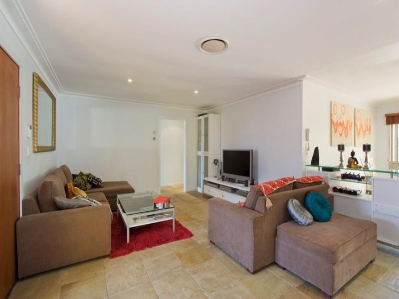 9 Ensenada Court, Broadbeach Waters QLD 4218