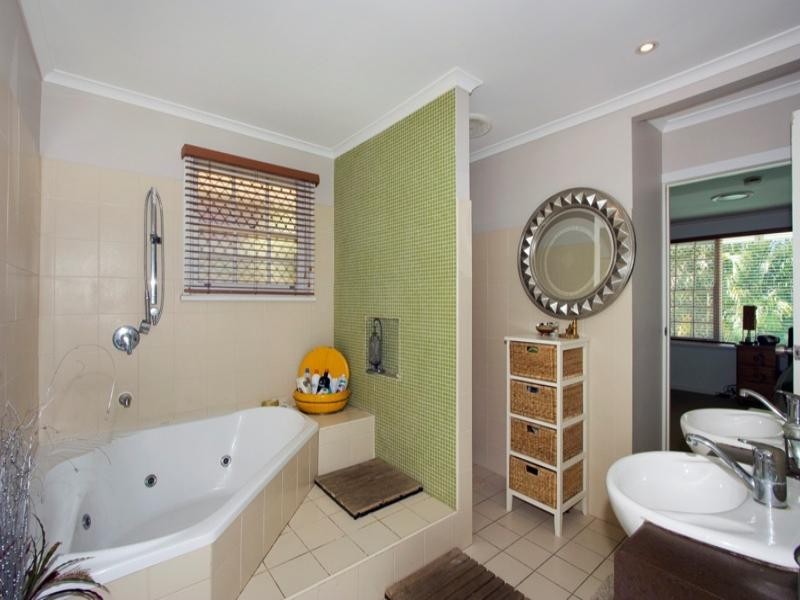 9 Ensenada Court, Broadbeach Waters QLD 4218