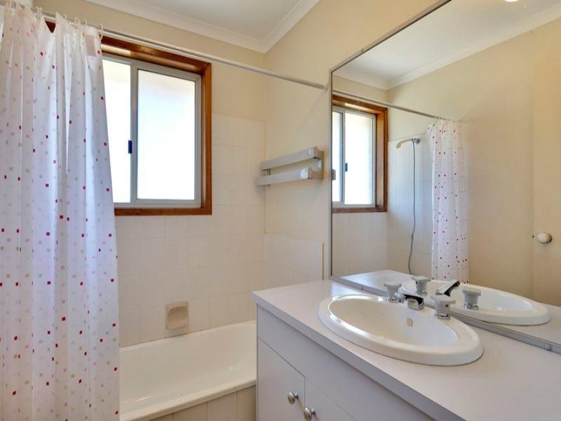 8 Amethyst Court, Carrara QLD 4211