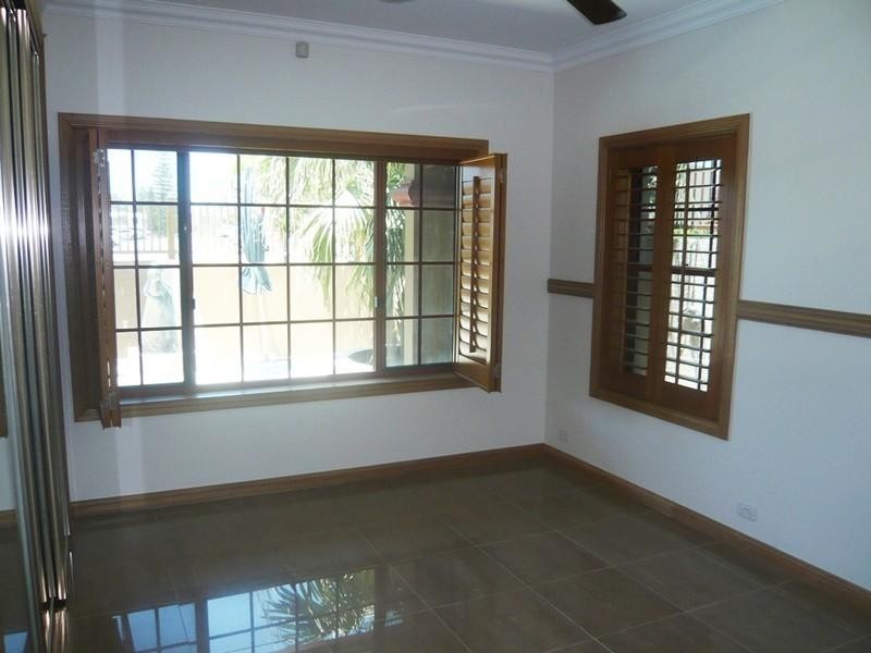 1 Brakes Crescent, Miami QLD 4220