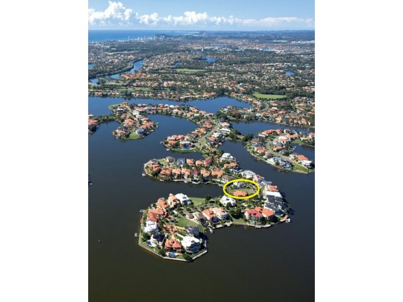 32 Istana View, Clear Island Waters QLD 4226